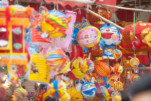 Hanoi / Vietnam - Eylül 12020: Geleneksel pazar, sonbahar festivali için farklı şekillere sahip renkli fenerler, aslan başları, davullar satıyor. Pazar Old Quarter, Hanoi 'de düzenlenir..