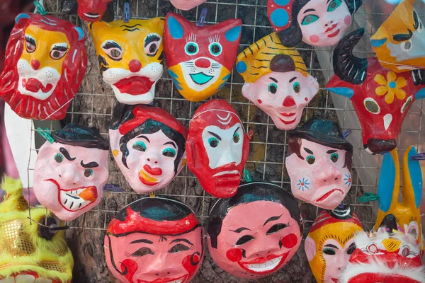 Hanoi / Vietnam - Eylül 12020: Geleneksel pazar, sonbahar festivali için farklı şekillere sahip renkli fenerler, aslan başları, davullar satıyor. Pazar Old Quarter, Hanoi 'de düzenlenir..