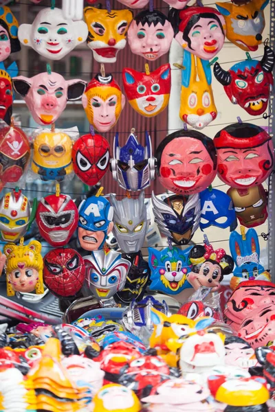 Hanoi / Vietnam - Eylül 12020: Geleneksel pazar, sonbahar festivali için farklı şekillere sahip renkli fenerler, aslan başları, davullar satıyor. Pazar Old Quarter, Hanoi 'de düzenlenir..