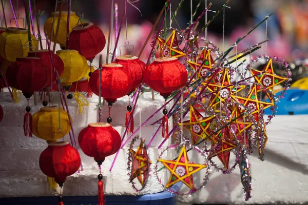 Hanoi / Vietnam - Eylül 12020: Geleneksel pazar, sonbahar festivali için farklı şekillere sahip renkli fenerler, aslan başları, davullar satıyor. Pazar Old Quarter, Hanoi 'de düzenlenir..