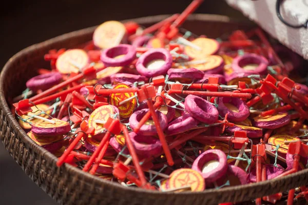 Hanoi / Vietnam - Eylül 12020: Geleneksel pazar, sonbahar festivali için farklı şekillere sahip renkli fenerler, aslan başları, davullar satıyor. Pazar Old Quarter, Hanoi 'de düzenlenir..