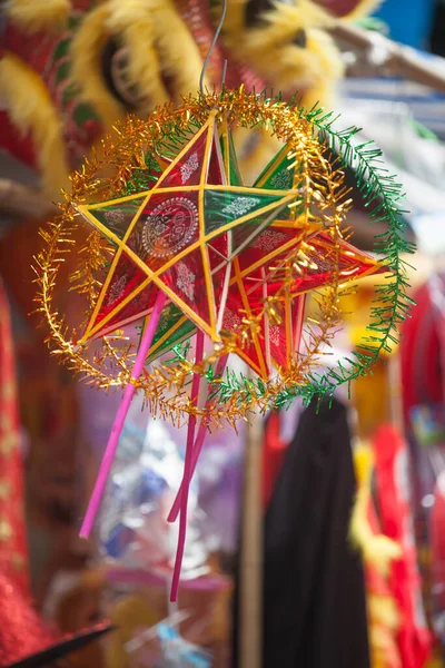 Hanoi / Vietnam - Eylül 12020: Geleneksel pazar, sonbahar festivali için farklı şekillere sahip renkli fenerler, aslan başları, davullar satıyor. Pazar Old Quarter, Hanoi 'de düzenlenir..