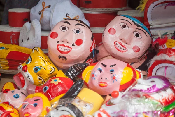 Hanoi / Vietnam - Eylül 12020: Geleneksel pazar, sonbahar festivali için farklı şekillere sahip renkli fenerler, aslan başları, davullar satıyor. Pazar Old Quarter, Hanoi 'de düzenlenir..