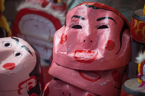 Hanoi / Vietnam - Eylül 12020: Geleneksel pazar, sonbahar festivali için farklı şekillere sahip renkli fenerler, aslan başları, davullar satıyor. Pazar Old Quarter, Hanoi 'de düzenlenir..