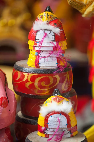 Hanoi / Vietnam - Eylül 12020: Geleneksel pazar, sonbahar festivali için farklı şekillere sahip renkli fenerler, aslan başları, davullar satıyor. Pazar Old Quarter, Hanoi 'de düzenlenir..