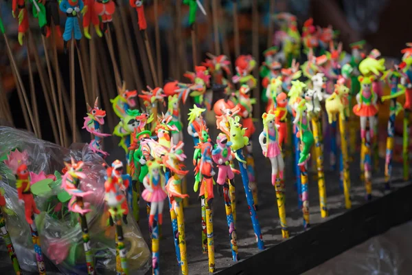 Hanoi / Vietnam - Eylül 12020: Geleneksel pazar, sonbahar festivali için farklı şekillere sahip renkli fenerler, aslan başları, davullar satıyor. Pazar Old Quarter, Hanoi 'de düzenlenir..