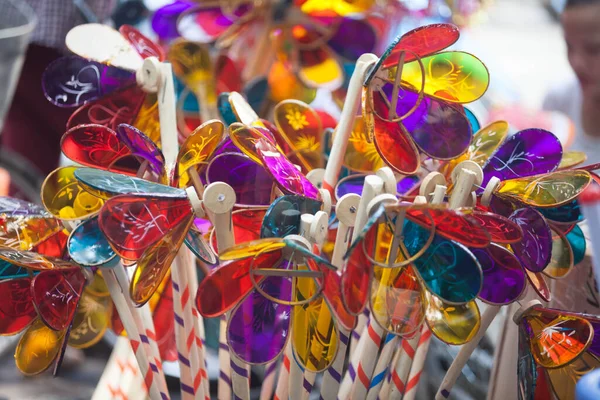 Hanoi / Vietnam - Eylül 12020: Geleneksel pazar, sonbahar festivali için farklı şekillere sahip renkli fenerler, aslan başları, davullar satıyor. Pazar Old Quarter, Hanoi 'de düzenlenir..