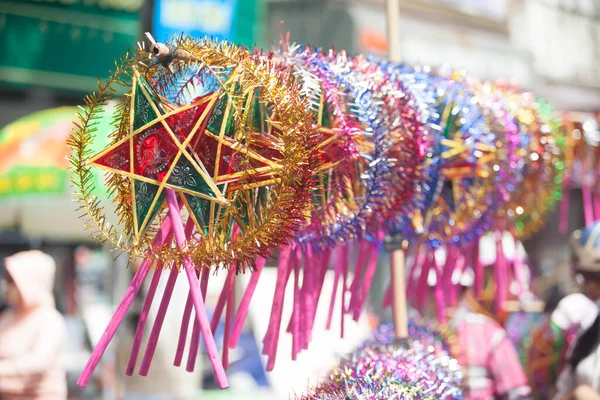 Hanoi / Vietnam - Eylül 12020: Geleneksel pazar, sonbahar festivali için farklı şekillere sahip renkli fenerler, aslan başları, davullar satıyor. Pazar Old Quarter, Hanoi 'de düzenlenir..