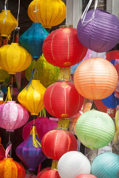 Hanoi / Vietnam - Eylül 12020: Geleneksel pazar, sonbahar festivali için farklı şekillere sahip renkli fenerler, aslan başları, davullar satıyor. Pazar Old Quarter, Hanoi 'de düzenlenir..