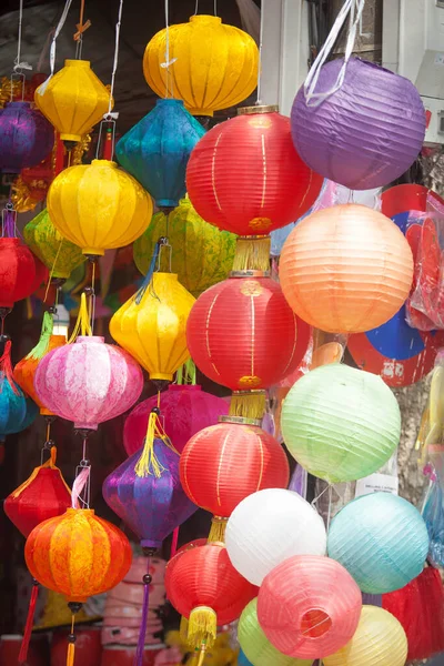 Hanoi / Vietnam - Eylül 12020: Geleneksel pazar, sonbahar festivali için farklı şekillere sahip renkli fenerler, aslan başları, davullar satıyor. Pazar Old Quarter, Hanoi 'de düzenlenir..
