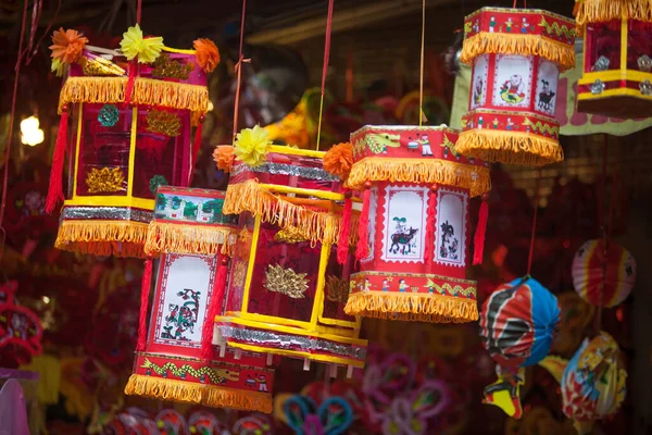 Hanoi / Vietnam - Eylül 12020: Geleneksel pazar, sonbahar festivali için farklı şekillere sahip renkli fenerler, aslan başları, davullar satıyor. Pazar Old Quarter, Hanoi 'de düzenlenir..