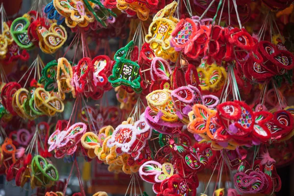 Hanoi / Vietnam - Eylül 12020: Geleneksel pazar, sonbahar festivali için farklı şekillere sahip renkli fenerler, aslan başları, davullar satıyor. Pazar Old Quarter, Hanoi 'de düzenlenir..