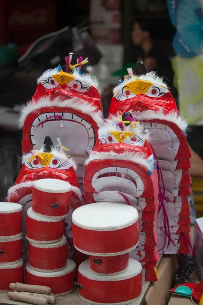 Hanoi / Vietnam - Eylül 12020: Geleneksel pazar, sonbahar festivali için farklı şekillere sahip renkli fenerler, aslan başları, davullar satıyor. Pazar Old Quarter, Hanoi 'de düzenlenir..