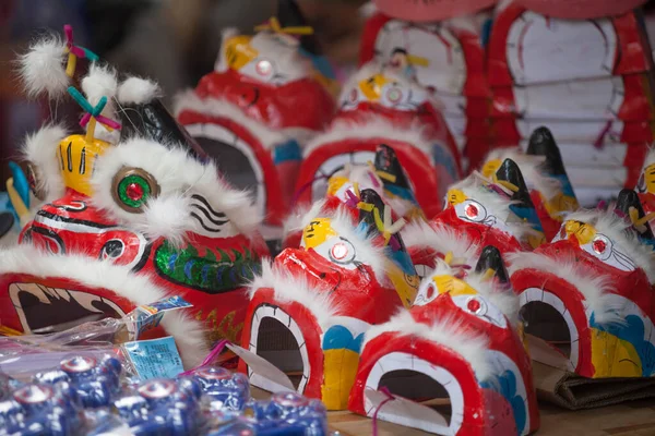 Hanoi / Vietnam - Eylül 12020: Geleneksel pazar, sonbahar festivali için farklı şekillere sahip renkli fenerler, aslan başları, davullar satıyor. Pazar Old Quarter, Hanoi 'de düzenlenir..