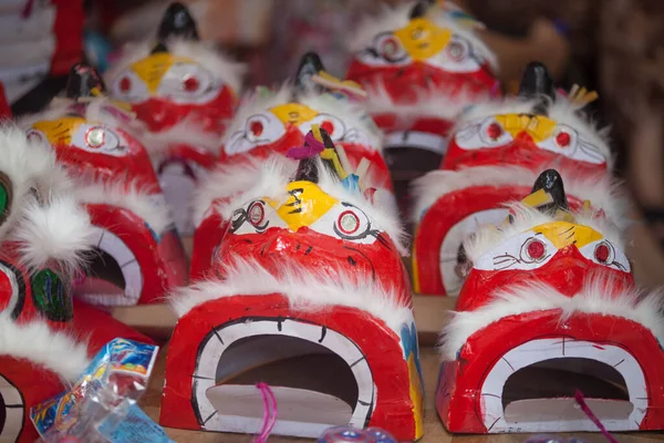Hanoi / Vietnam - Eylül 12020: Geleneksel pazar, sonbahar festivali için farklı şekillere sahip renkli fenerler, aslan başları, davullar satıyor. Pazar Old Quarter, Hanoi 'de düzenlenir..