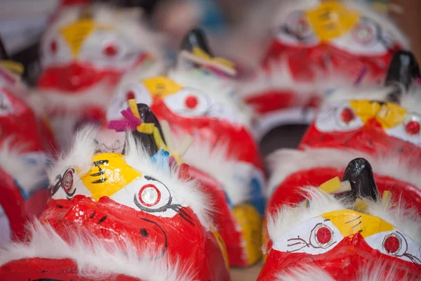 Hanoi / Vietnam - Eylül 12020: Geleneksel pazar, sonbahar festivali için farklı şekillere sahip renkli fenerler, aslan başları, davullar satıyor. Pazar Old Quarter, Hanoi 'de düzenlenir..