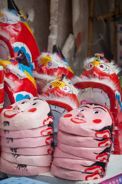 Hanoi / Vietnam - Eylül 12020: Geleneksel pazar, sonbahar festivali için farklı şekillere sahip renkli fenerler, aslan başları, davullar satıyor. Pazar Old Quarter, Hanoi 'de düzenlenir..