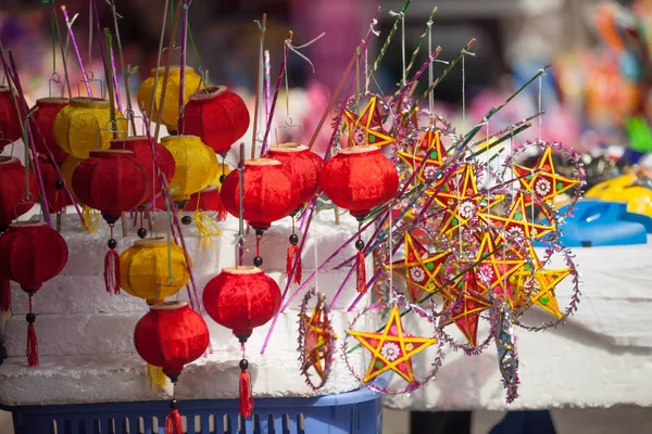 Hanoi / Vietnam - Eylül 12020: Geleneksel pazar, sonbahar festivali için farklı şekillere sahip renkli fenerler, aslan başları, davullar satıyor. Pazar Old Quarter, Hanoi 'de düzenlenir..