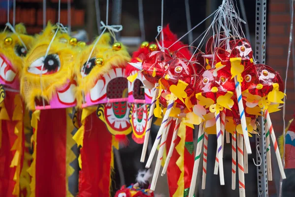 Hanoi / Vietnam - Eylül 12020: Geleneksel pazar, sonbahar festivali için farklı şekillere sahip renkli fenerler, aslan başları, davullar satıyor. Pazar Old Quarter, Hanoi 'de düzenlenir..