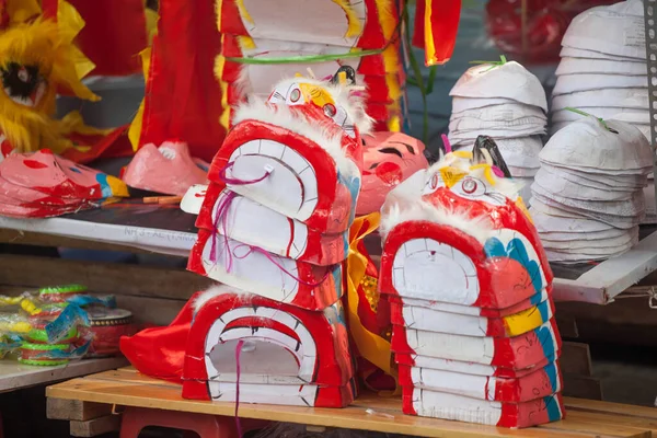 Hanoi / Vietnam - Eylül 12020: Geleneksel pazar, sonbahar festivali için farklı şekillere sahip renkli fenerler, aslan başları, davullar satıyor. Pazar Old Quarter, Hanoi 'de düzenlenir..