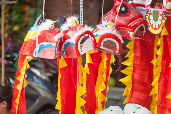 Hanoi / Vietnam - Eylül 12020: Geleneksel pazar, sonbahar festivali için farklı şekillere sahip renkli fenerler, aslan başları, davullar satıyor. Pazar Old Quarter, Hanoi 'de düzenlenir..