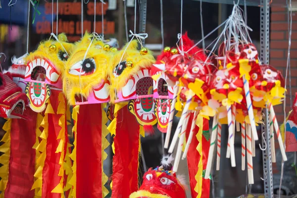Hanoi / Vietnam - Eylül 12020: Geleneksel pazar, sonbahar festivali için farklı şekillere sahip renkli fenerler, aslan başları, davullar satıyor. Pazar Old Quarter, Hanoi 'de düzenlenir..