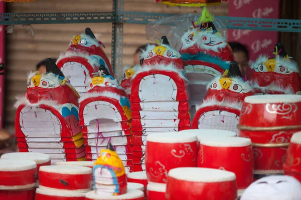 Hanoi / Vietnam - Eylül 12020: Geleneksel pazar, sonbahar festivali için farklı şekillere sahip renkli fenerler, aslan başları, davullar satıyor. Pazar Old Quarter, Hanoi 'de düzenlenir..