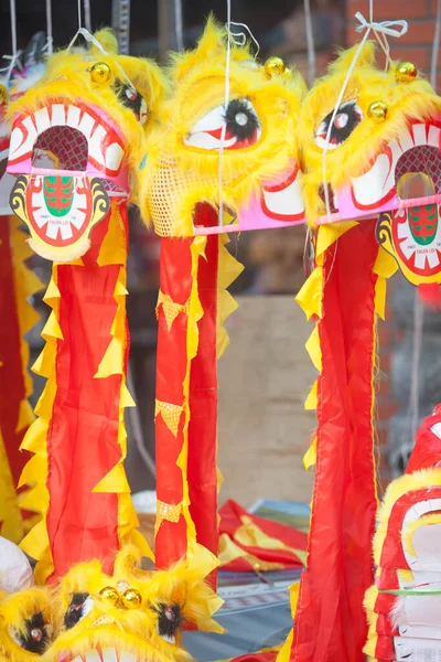 Hanoi / Vietnam - Eylül 12020: Geleneksel pazar, sonbahar festivali için farklı şekillere sahip renkli fenerler, aslan başları, davullar satıyor. Pazar Old Quarter, Hanoi 'de düzenlenir..