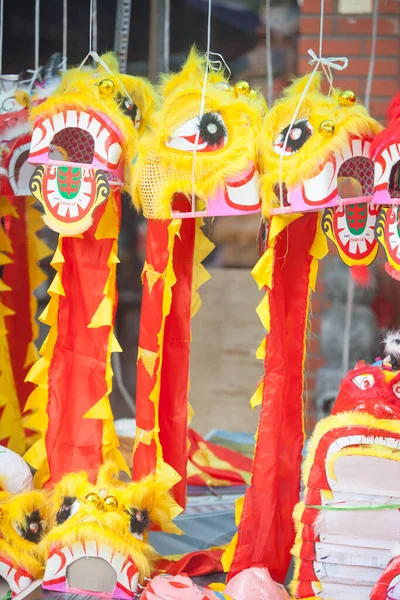 Hanoi / Vietnam - Eylül 12020: Geleneksel pazar, sonbahar festivali için farklı şekillere sahip renkli fenerler, aslan başları, davullar satıyor. Pazar Old Quarter, Hanoi 'de düzenlenir..