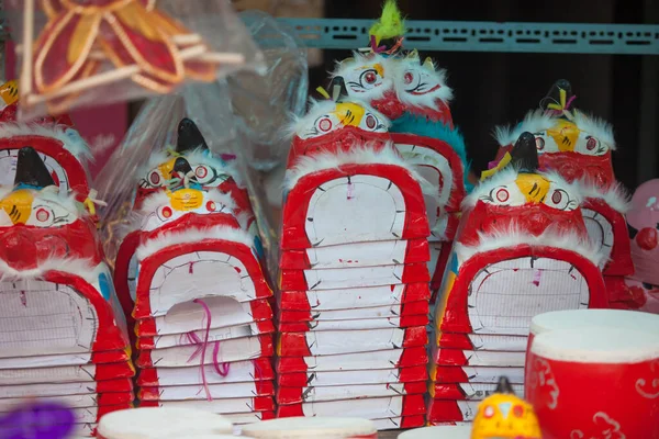 Hanoi / Vietnam - Eylül 12020: Geleneksel pazar, sonbahar festivali için farklı şekillere sahip renkli fenerler, aslan başları, davullar satıyor. Pazar Old Quarter, Hanoi 'de düzenlenir..