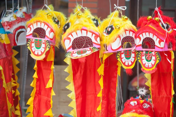 Hanoi / Vietnam - Eylül 12020: Geleneksel pazar, sonbahar festivali için farklı şekillere sahip renkli fenerler, aslan başları, davullar satıyor. Pazar Old Quarter, Hanoi 'de düzenlenir..