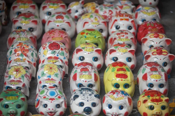 Hanoi / Vietnam - Eylül 12020: Geleneksel pazar, sonbahar festivali için farklı şekillere sahip renkli fenerler, aslan başları, davullar satıyor. Pazar Old Quarter, Hanoi 'de düzenlenir..