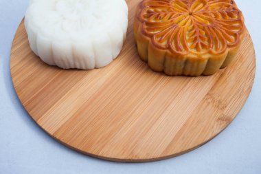 Vietnam 'da sonbahar festivali pastası. Ay çörekleri, Sonbahar Festivali sırasında yenen geleneksel pastalardır. Festivalde aile bir araya gelip ayı izlerken ay çöreği paylaşıyor.