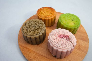 Vietnam 'da sonbahar festivali pastası. Ay çörekleri, Sonbahar Festivali sırasında yenen geleneksel pastalardır. Festivalde aile bir araya gelip ayı izlerken ay çöreği paylaşıyor.