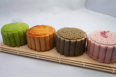 Vietnam 'da sonbahar festivali pastası. Ay çörekleri, Sonbahar Festivali sırasında yenen geleneksel pastalardır. Festivalde aile bir araya gelip ayı izlerken ay çöreği paylaşıyor.