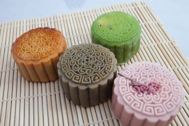 Vietnam 'da sonbahar festivali pastası. Ay çörekleri, Sonbahar Festivali sırasında yenen geleneksel pastalardır. Festivalde aile bir araya gelip ayı izlerken ay çöreği paylaşıyor.