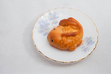 Vietnam 'da sonbahar festivali pastası. Ay çörekleri, Sonbahar Festivali sırasında yenen geleneksel pastalardır. Festivalde aile bir araya gelip ayı izlerken ay çöreği paylaşıyor.