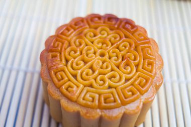 Vietnam 'da sonbahar festivali pastası. Ay çörekleri, Sonbahar Festivali sırasında yenen geleneksel pastalardır. Festivalde aile bir araya gelip ayı izlerken ay çöreği paylaşıyor.