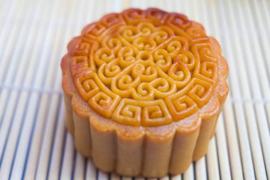 Vietnam 'da sonbahar festivali pastası. Ay çörekleri, Sonbahar Festivali sırasında yenen geleneksel pastalardır. Festivalde aile bir araya gelip ayı izlerken ay çöreği paylaşıyor.