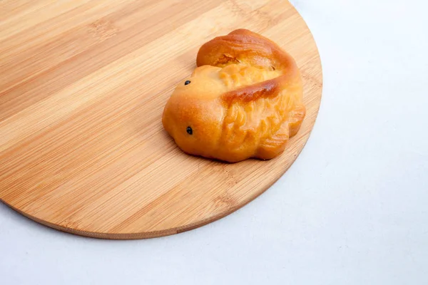 Vietnam 'da sonbahar festivali pastası. Ay çörekleri, Sonbahar Festivali sırasında yenen geleneksel pastalardır. Festivalde aile bir araya gelip ayı izlerken ay çöreği paylaşıyor.