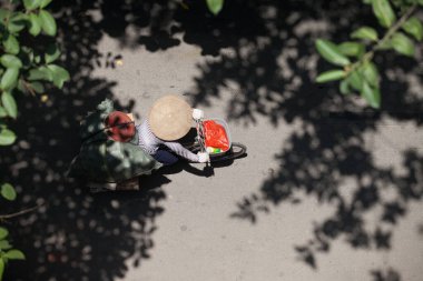 Hanoi, Vietnam, 23 Ağustos 2015: Vietnam 'da Yaşam Hanoi, Vietnam Sokağı satıcıları Hanoi' nin Eski Mahallesi