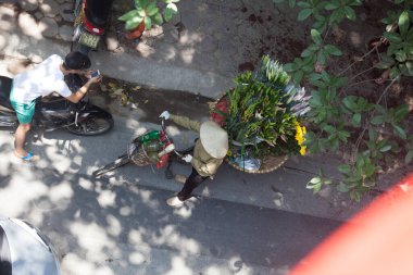 Hanoi, Vietnam, 23 Ağustos 2015: Vietnam 'da Yaşam Hanoi, Vietnam Sokağı satıcıları Hanoi' nin Eski Mahallesi