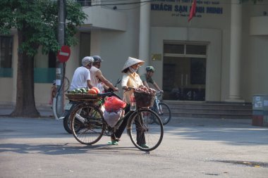 Hanoi, Vietnam, 23 Ağustos 2015: Vietnam 'da Yaşam Hanoi, Vietnam Sokağı satıcıları Hanoi' nin Eski Mahallesi