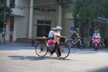Hanoi, Vietnam, 23 Ağustos 2015: Vietnam 'da Yaşam Hanoi, Vietnam Sokağı satıcıları Hanoi' nin Eski Mahallesi