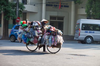 Hanoi, Vietnam, 23 Ağustos 2015: Vietnam 'da Yaşam Hanoi, Vietnam Sokağı satıcıları Hanoi' nin Eski Mahallesi