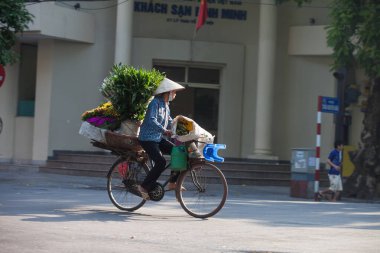 Hanoi, Vietnam, 23 Ağustos 2015: Vietnam 'da Yaşam Hanoi, Vietnam Sokağı satıcıları Hanoi' nin Eski Mahallesi