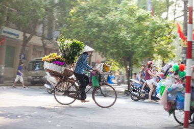 Hanoi, Vietnam, 23 Ağustos 2015: Vietnam 'da Yaşam Hanoi, Vietnam Sokağı satıcıları Hanoi' nin Eski Mahallesi