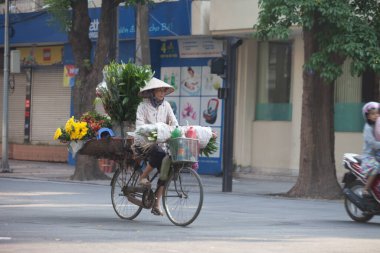 Hanoi, Vietnam, 23 Ağustos 2015: Vietnam 'da Yaşam Hanoi, Vietnam Sokağı satıcıları Hanoi' nin Eski Mahallesi