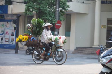 Hanoi, Vietnam, 23 Ağustos 2015: Vietnam 'da Yaşam Hanoi, Vietnam Sokağı satıcıları Hanoi' nin Eski Mahallesi