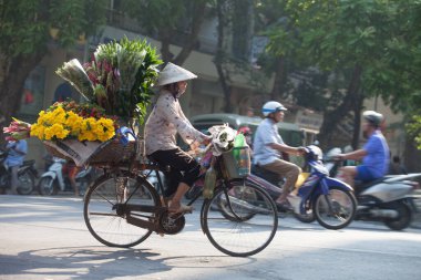 Hanoi, Vietnam, 23 Ağustos 2015: Vietnam 'da Yaşam Hanoi, Vietnam Sokağı satıcıları Hanoi' nin Eski Mahallesi